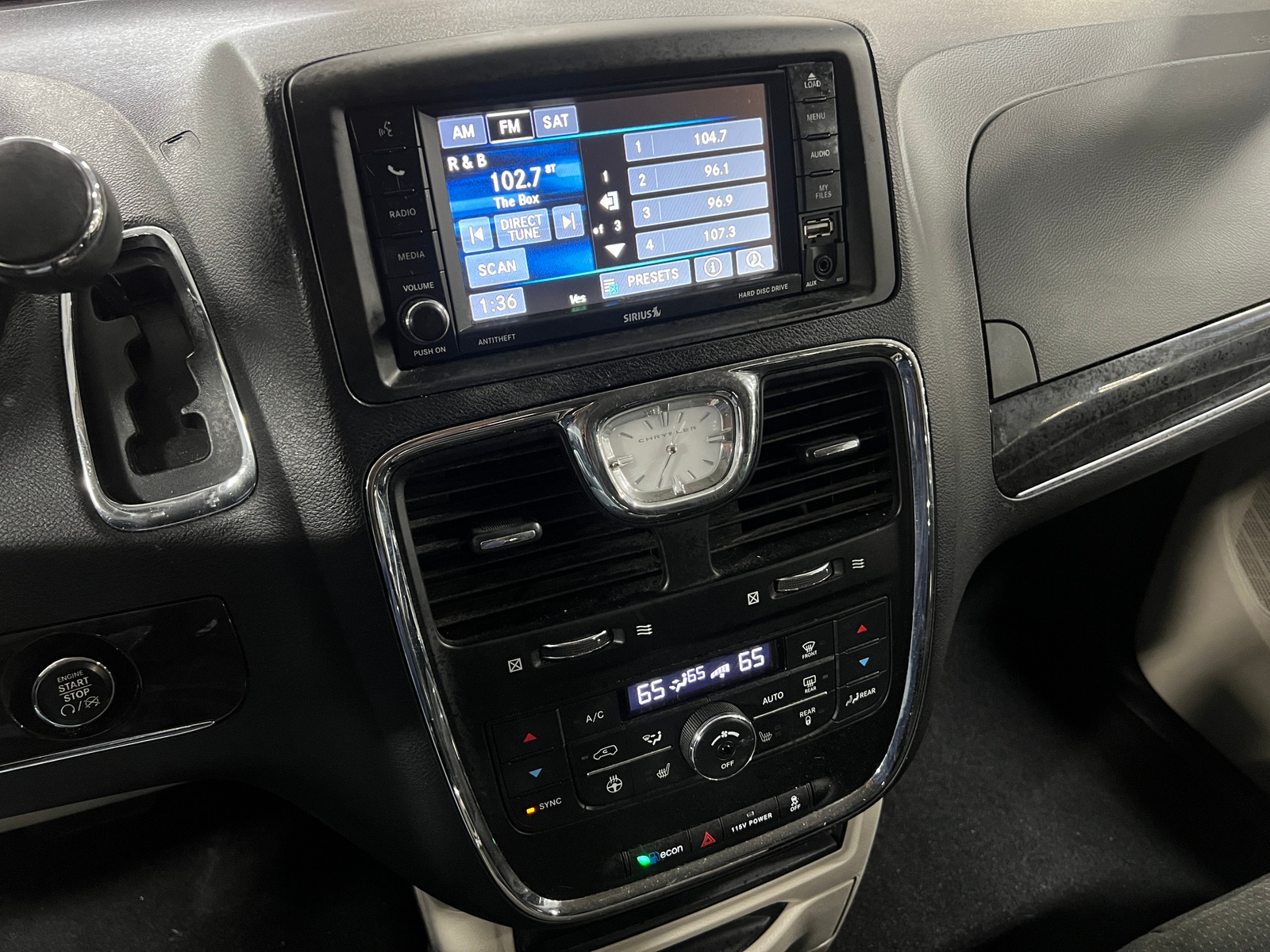 Thumbnail: 2016 Chrysler Town & Country - 3