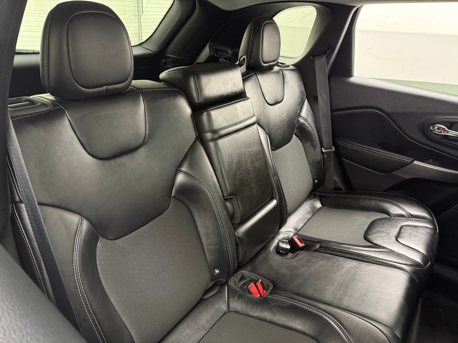 Thumbnail: 2019 Jeep Cherokee - 6