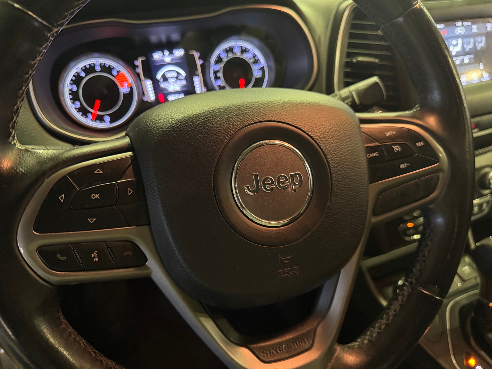Thumbnail: 2019 Jeep Cherokee - 5