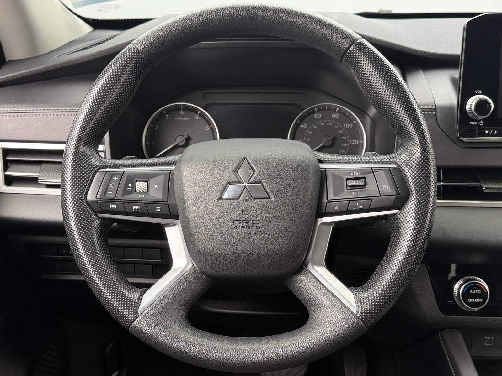 Thumbnail: 2023 Mitsubishi Outlander - 5