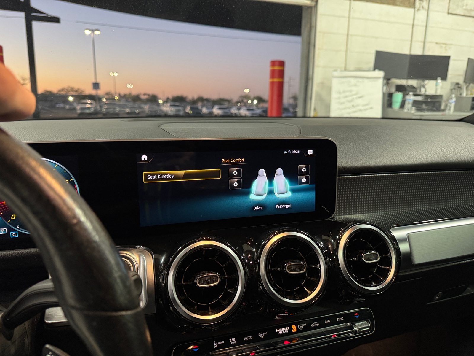 Thumbnail: 2020 Mercedes-Benz GLB - 3