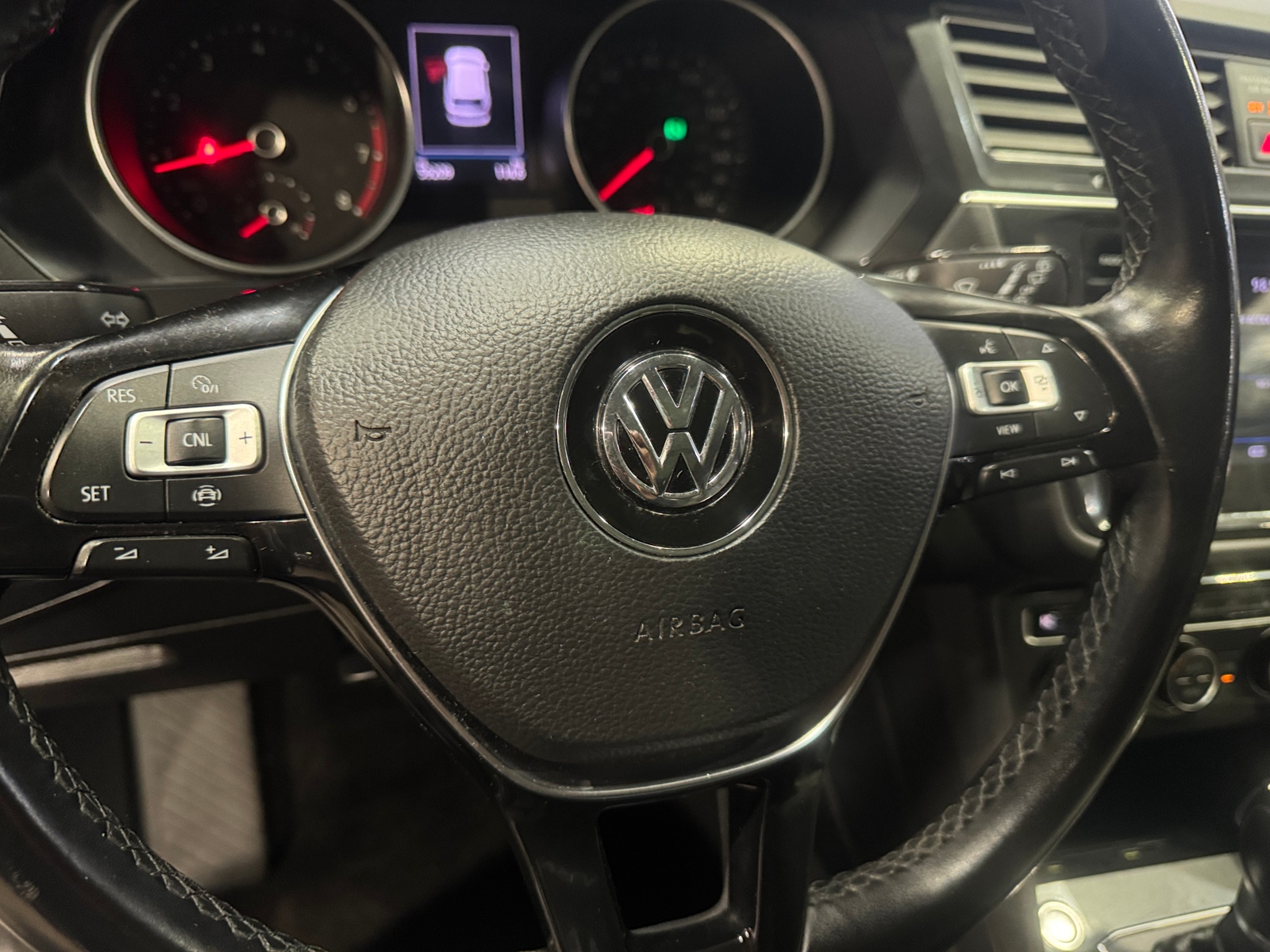 Thumbnail: 2019 Volkswagen Tiguan - 4