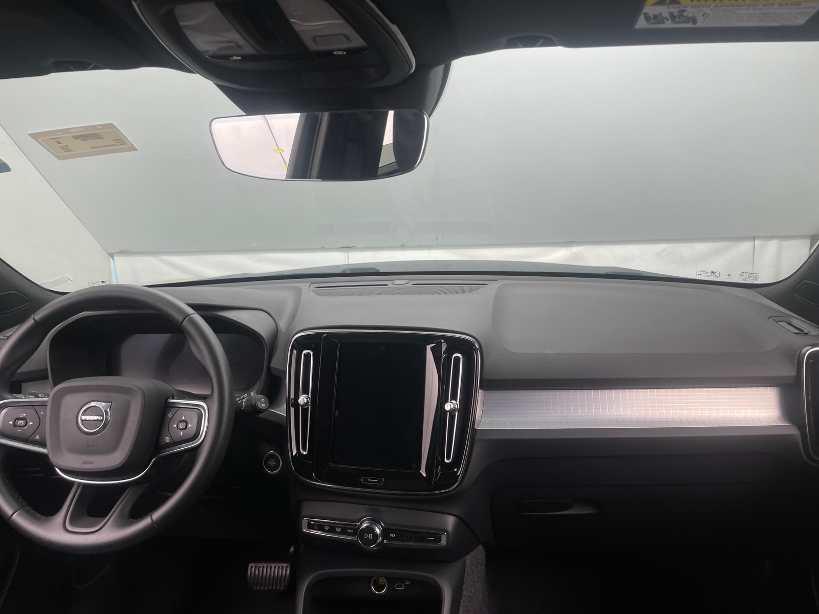 Thumbnail: 2025 Volvo XC40 - 3