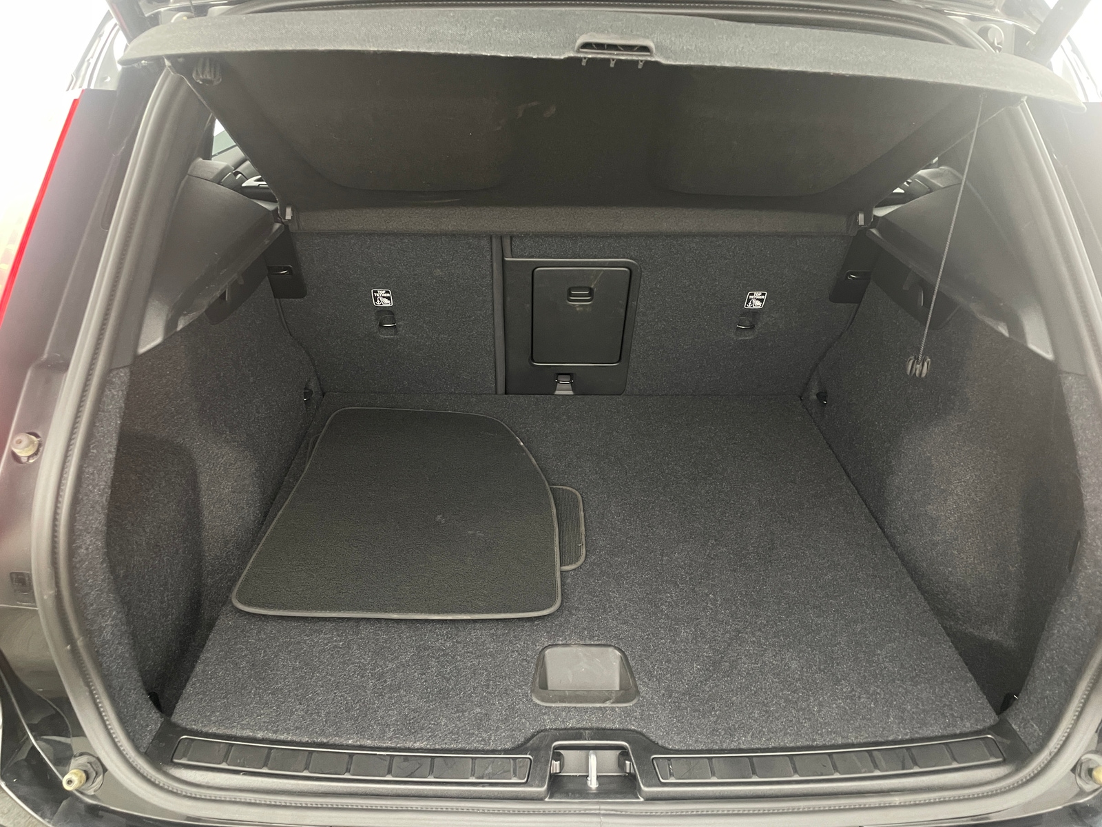 Thumbnail: 2025 Volvo XC40 - 7