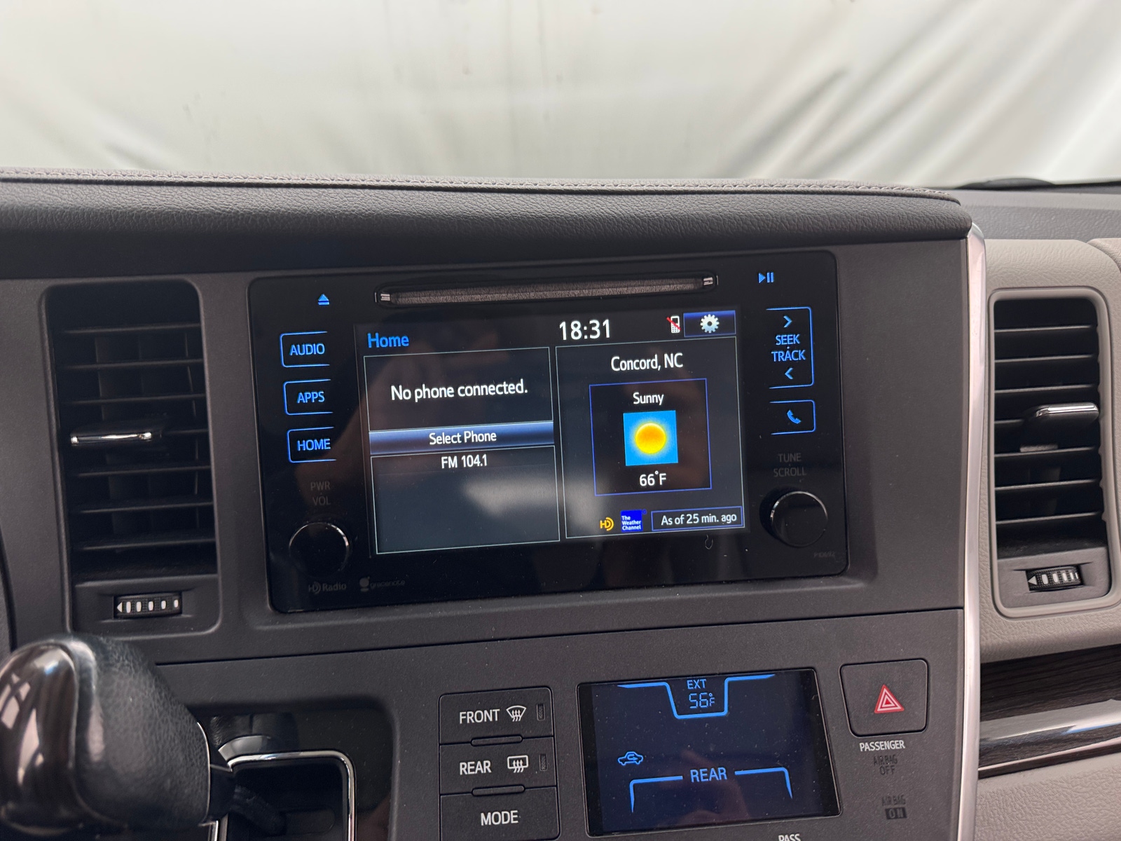 Thumbnail: 2015 Toyota Sienna - 3