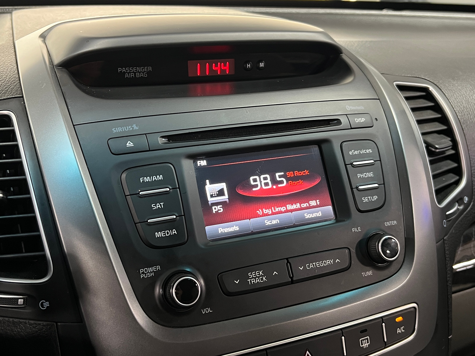 Thumbnail: 2015 Kia Sorento - 4