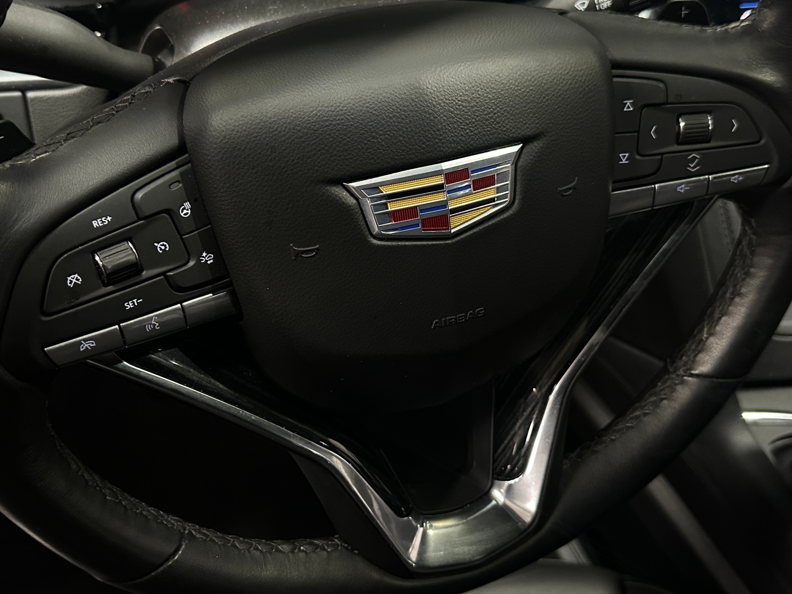 Thumbnail: 2025 Cadillac XT6 - 4