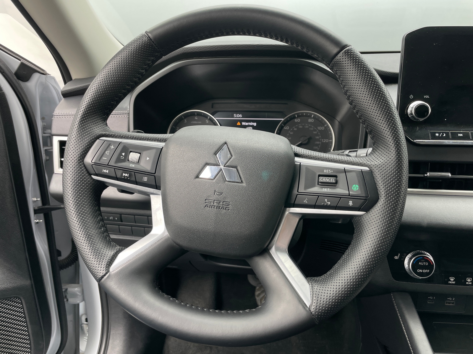 Thumbnail: 2024 Mitsubishi Outlander - 4