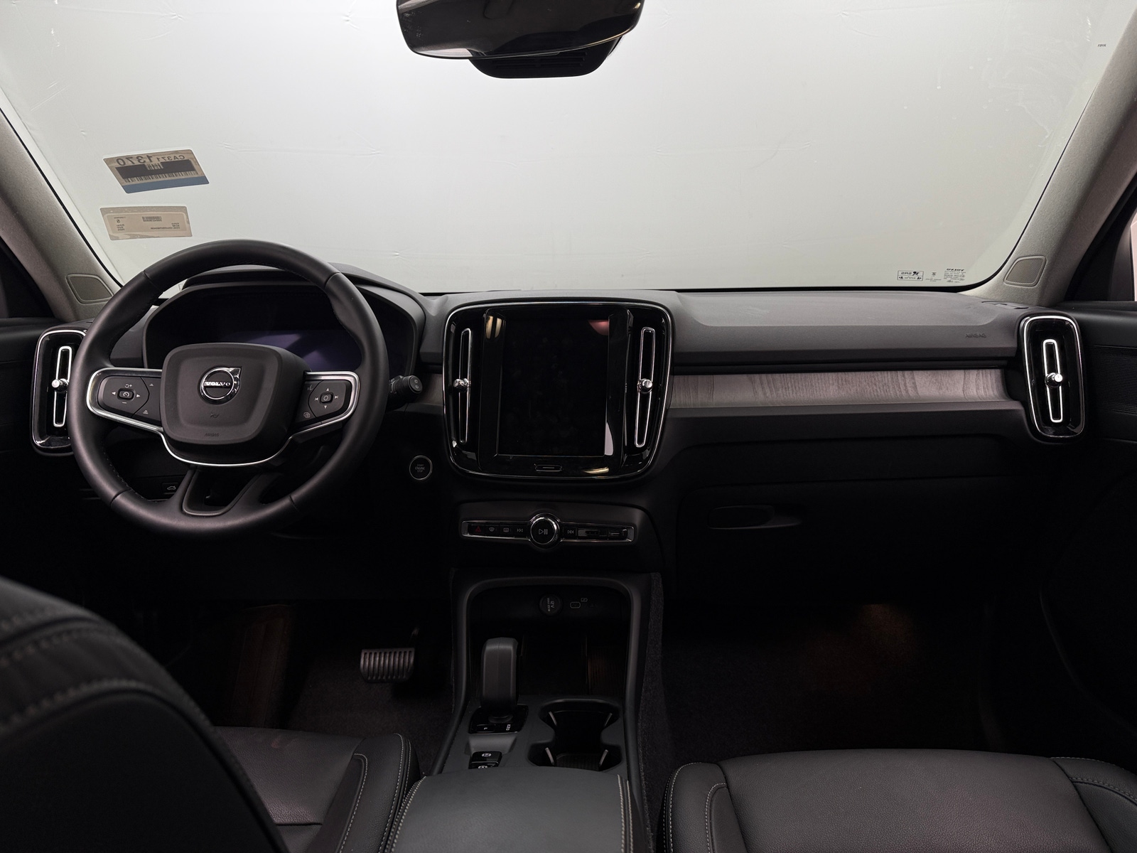 Thumbnail: 2025 Volvo XC40 - 2