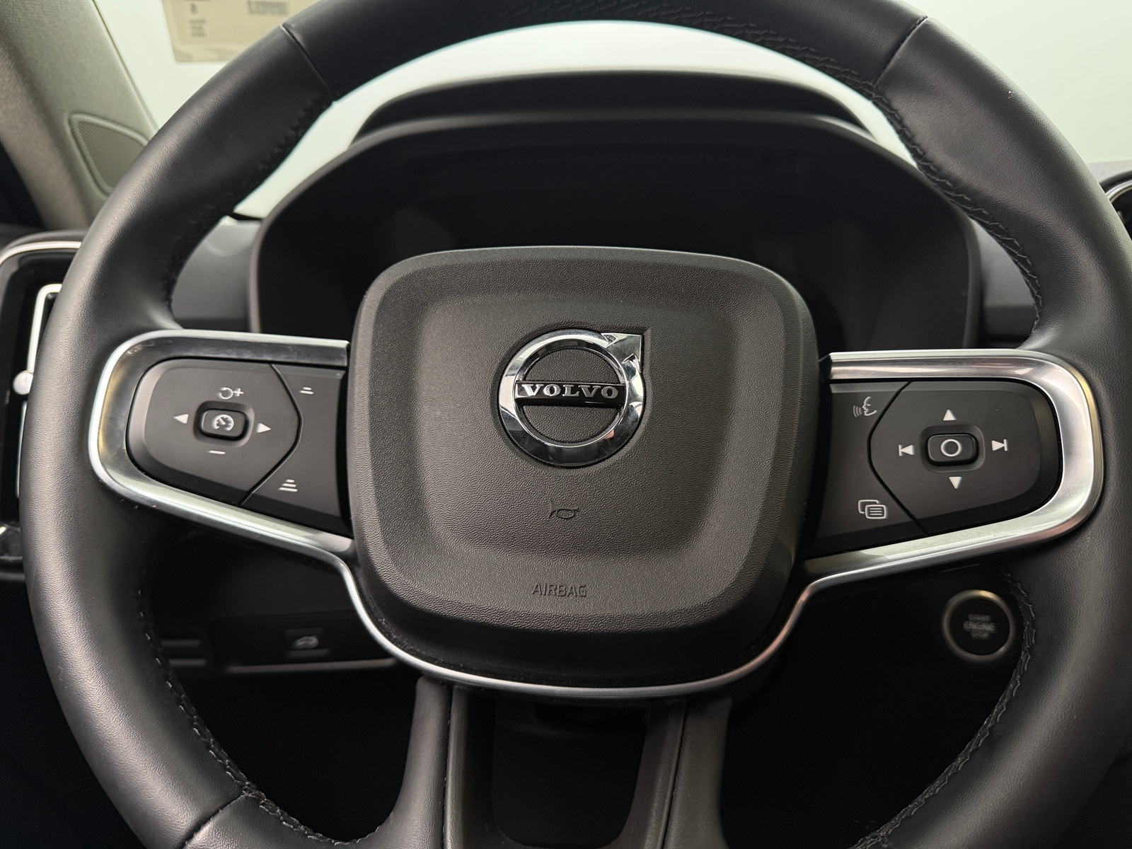 Thumbnail: 2025 Volvo XC40 - 4