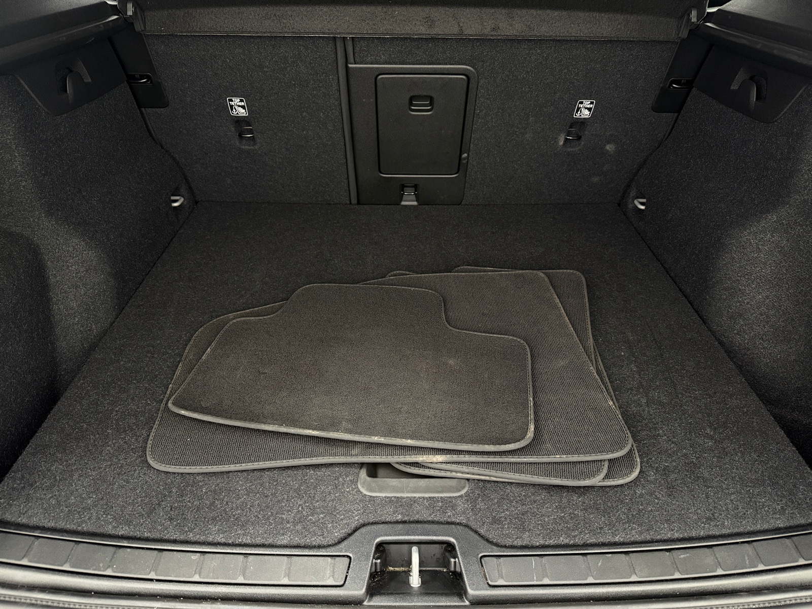 Thumbnail: 2025 Volvo XC40 - 6