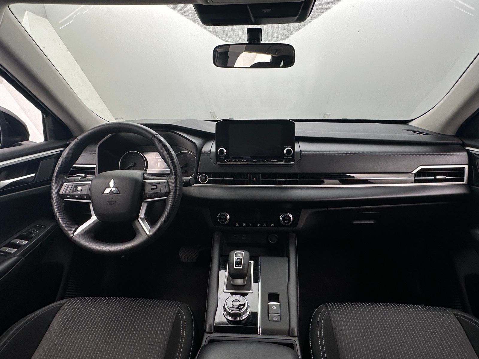 Thumbnail: 2024 Mitsubishi Outlander - 3