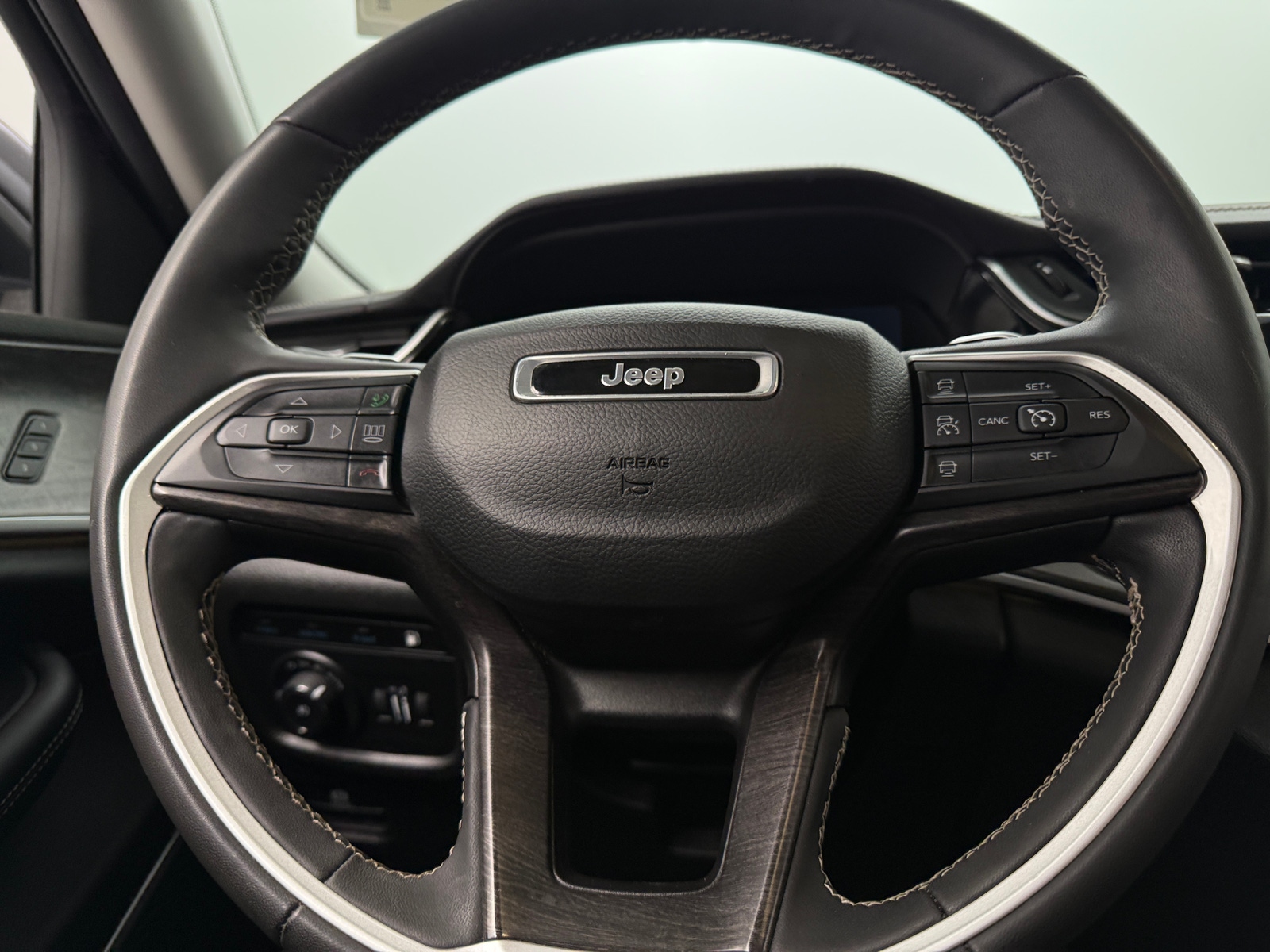 Thumbnail: 2022 Jeep Grand Cherokee - 4