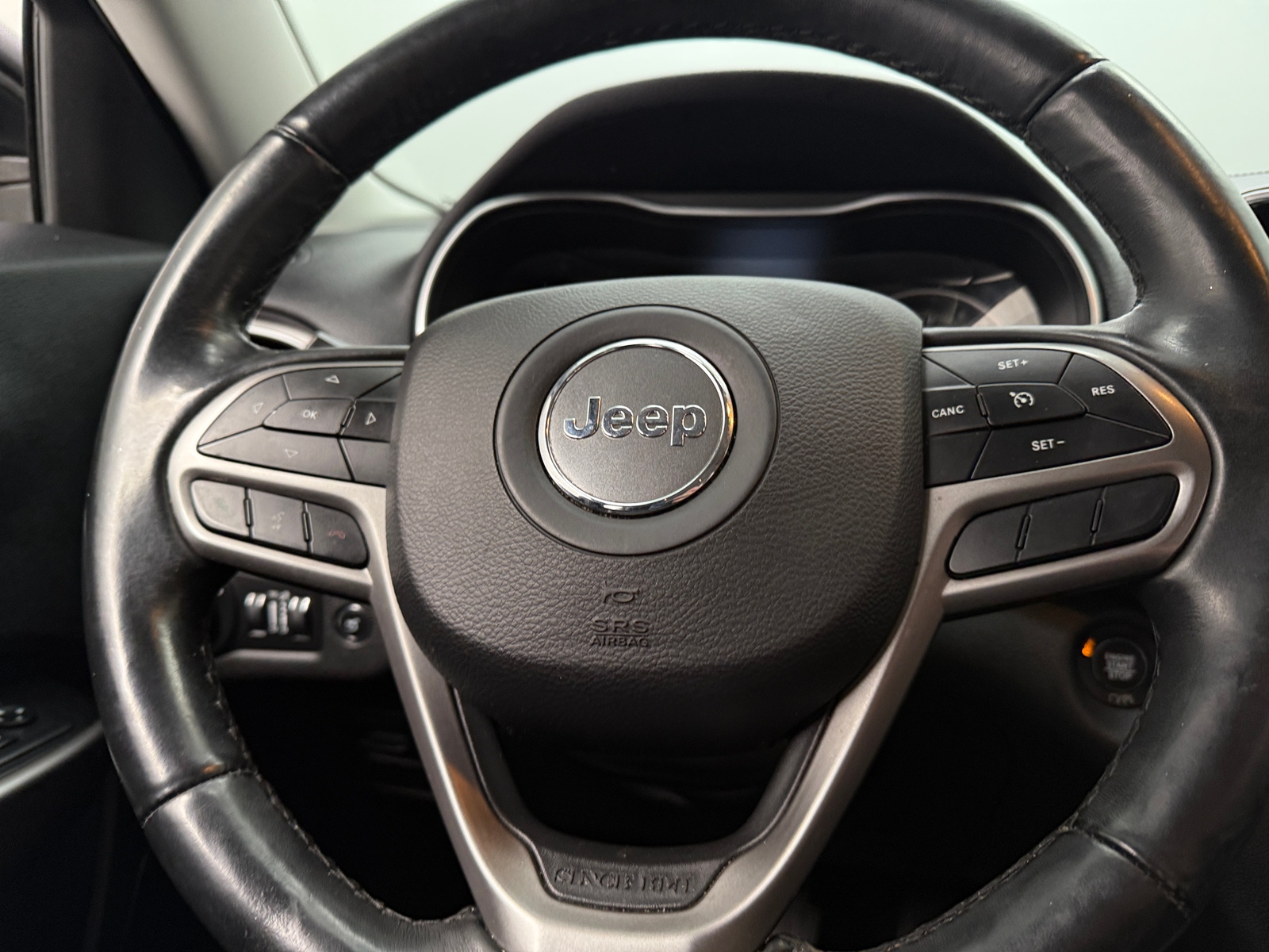 Thumbnail: 2019 Jeep Cherokee - 4