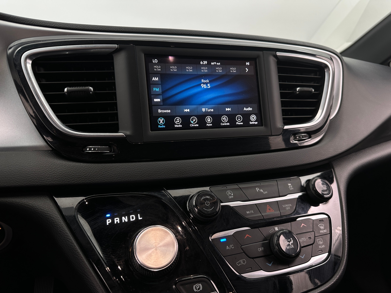 Thumbnail: 2020 Chrysler Pacifica - 3