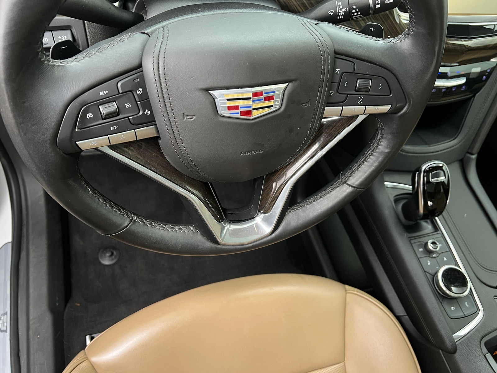 Thumbnail: 2022 Cadillac XT6 - 4