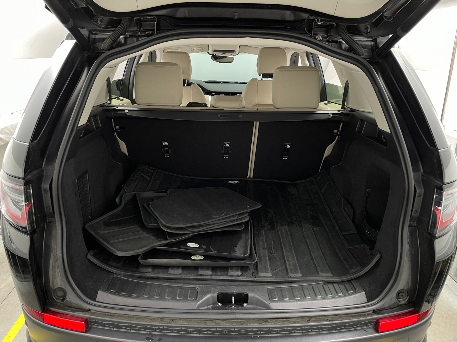 Thumbnail: 2023 Land Rover Discovery Sport - 6