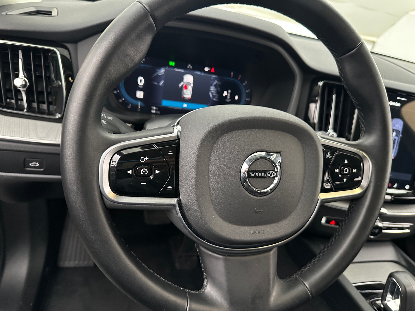 Thumbnail: 2025 Volvo XC60 - 4