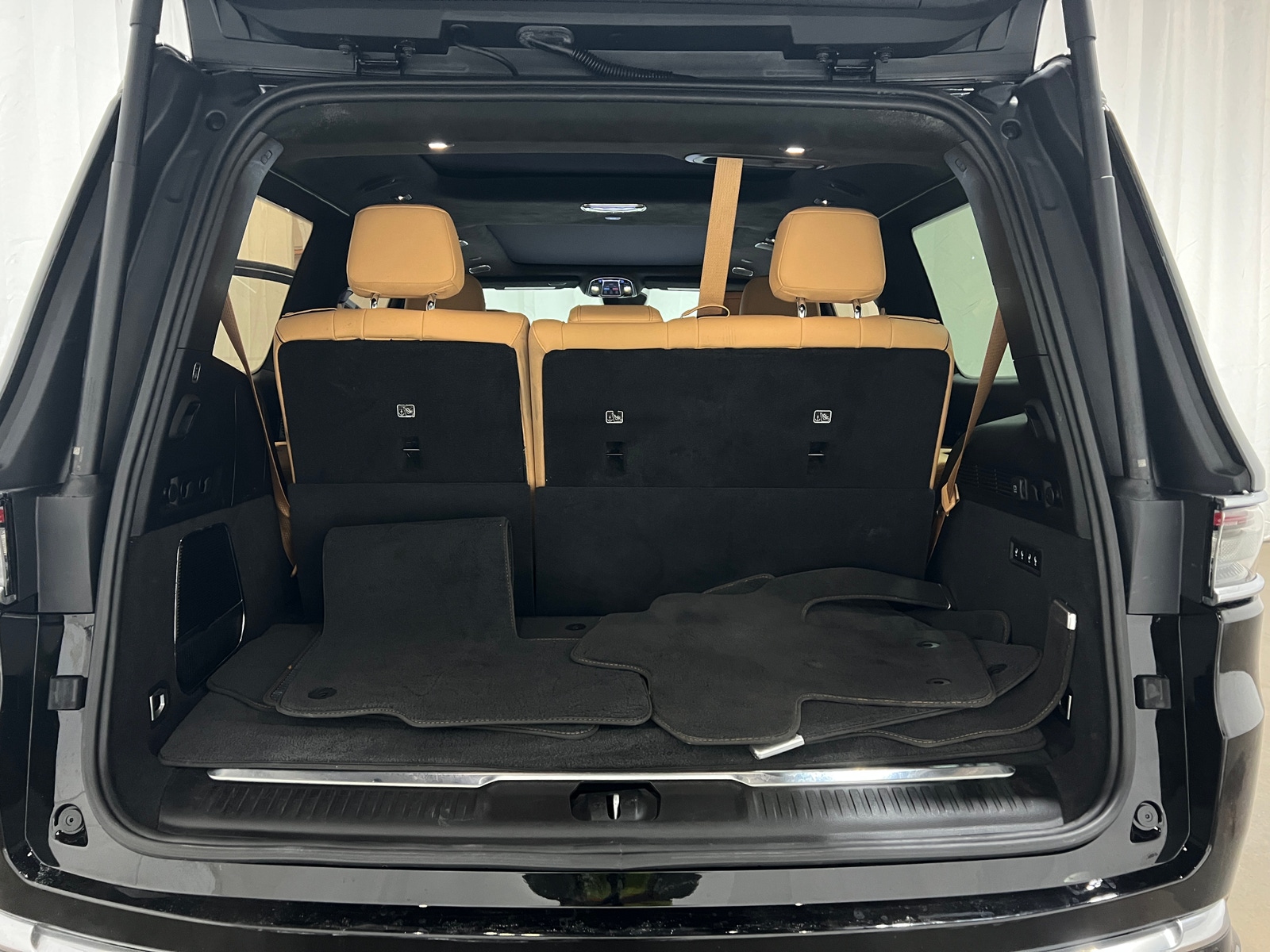 Thumbnail: 2022 Jeep Grand Wagoneer - 6