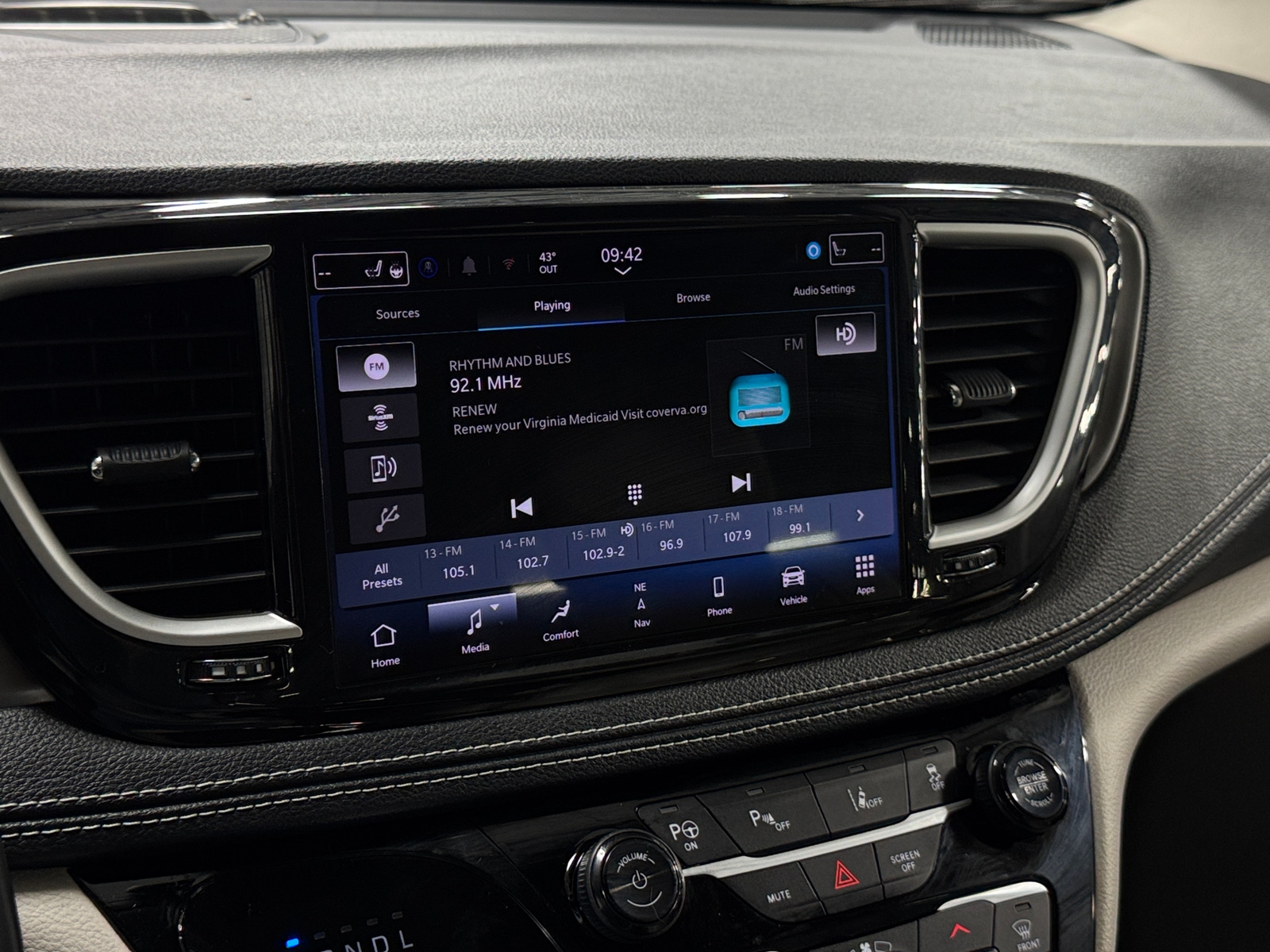 Thumbnail: 2021 Chrysler Pacifica - 3