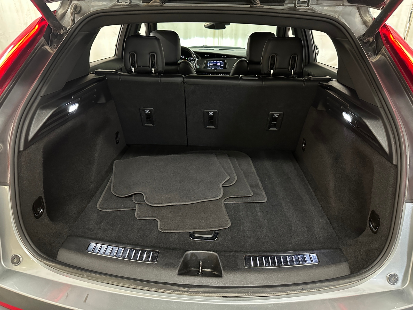 Thumbnail: 2023 Cadillac XT4 - 6