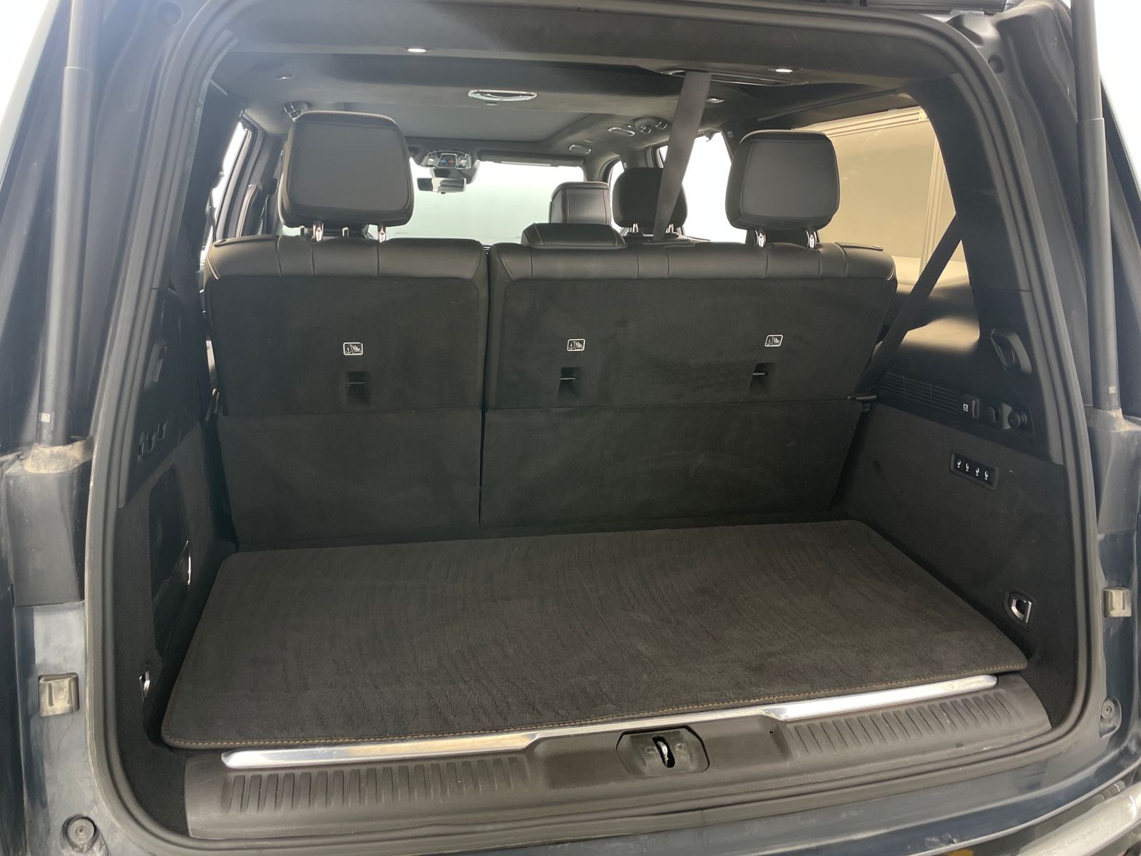 Thumbnail: 2023 Jeep Grand Wagoneer - 6