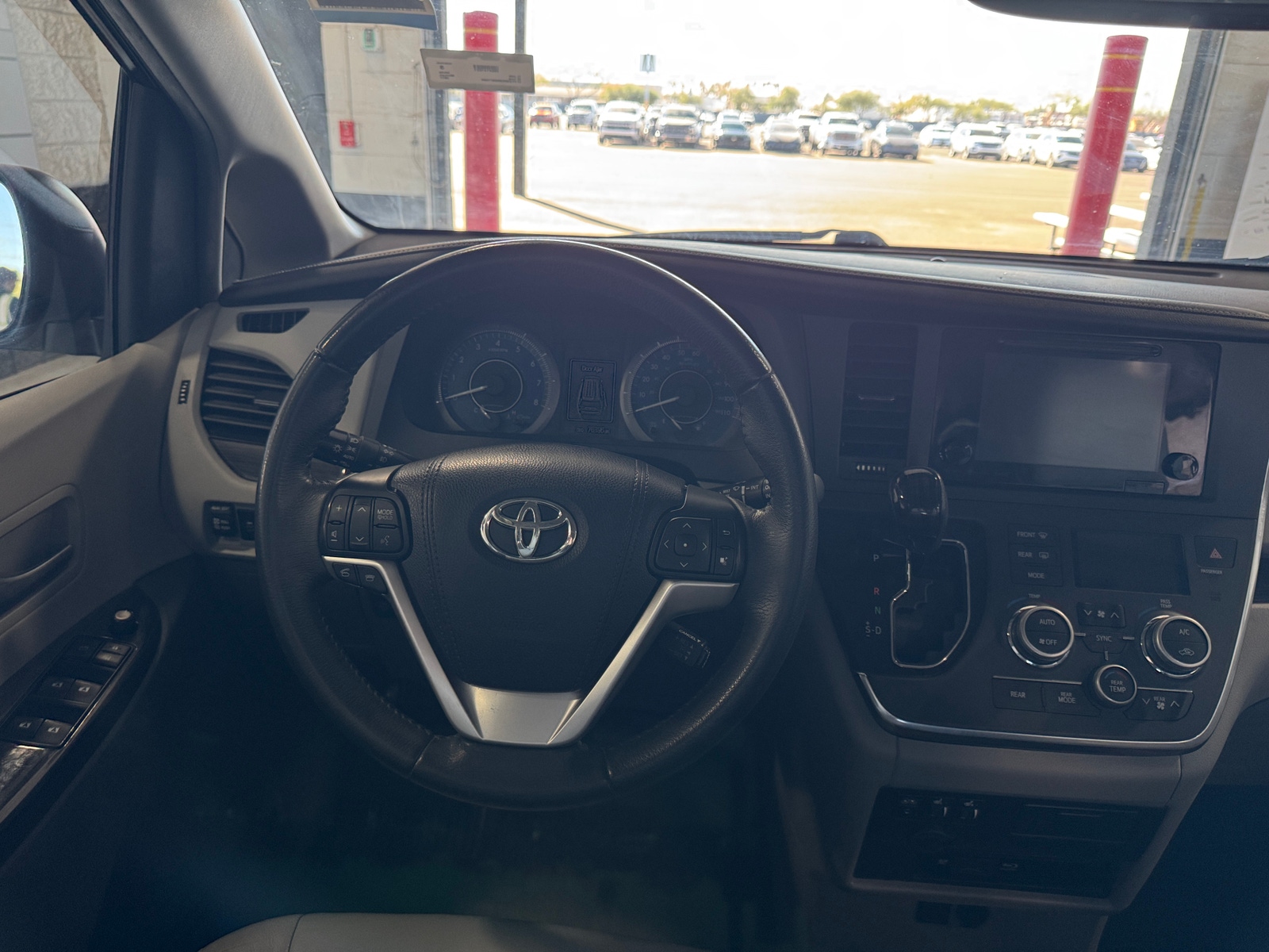 Thumbnail: 2017 Toyota Sienna - 4