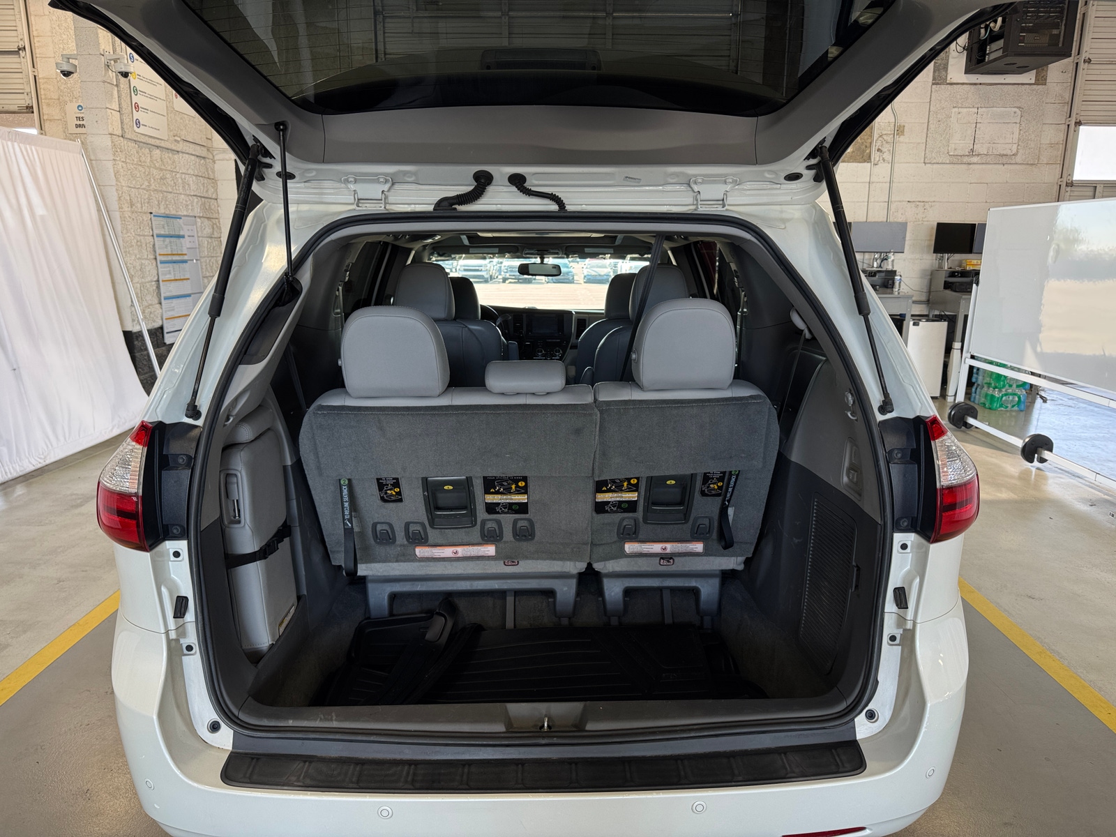 Thumbnail: 2017 Toyota Sienna - 6