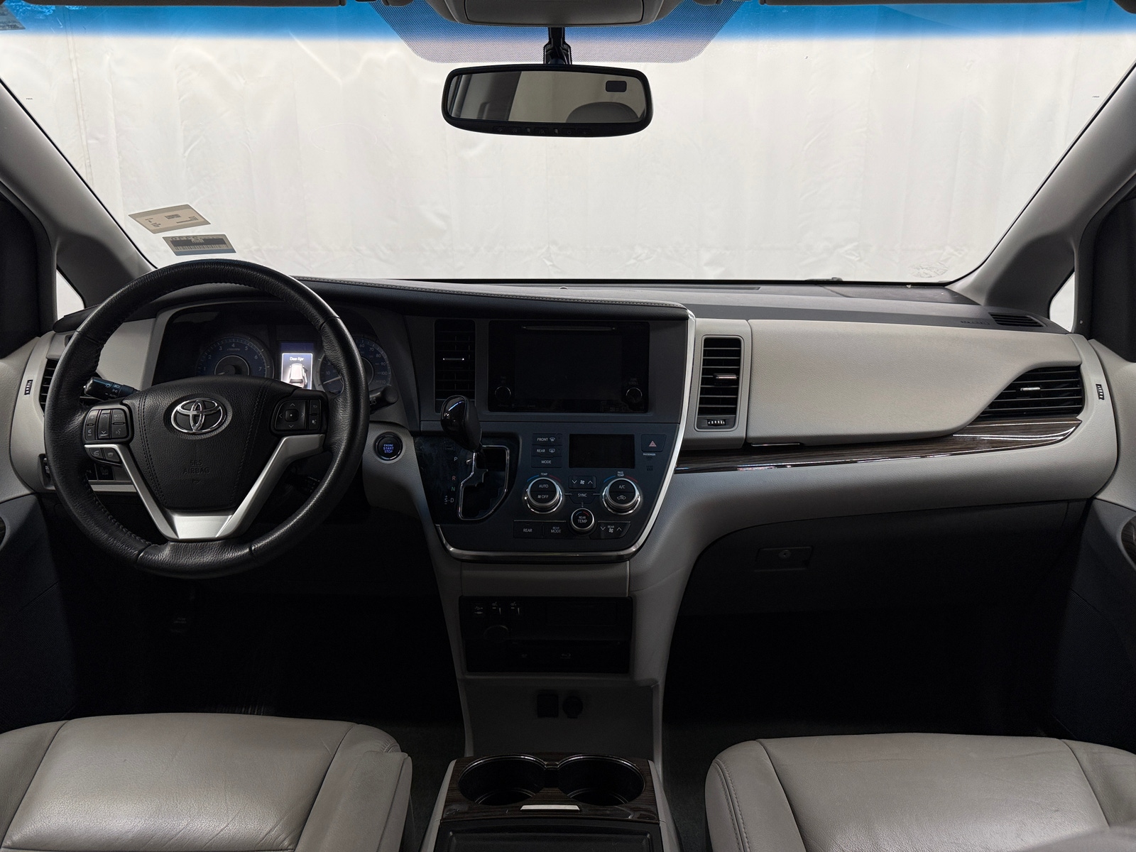 Thumbnail: 2017 Toyota Sienna - 2