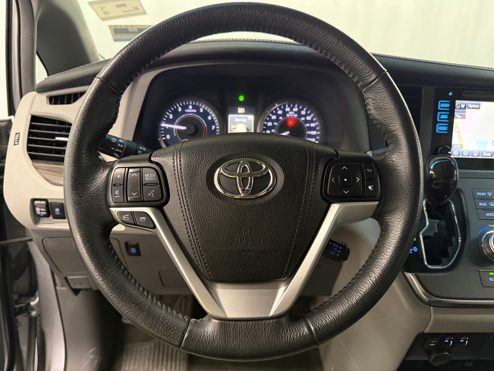 Thumbnail: 2017 Toyota Sienna - 4