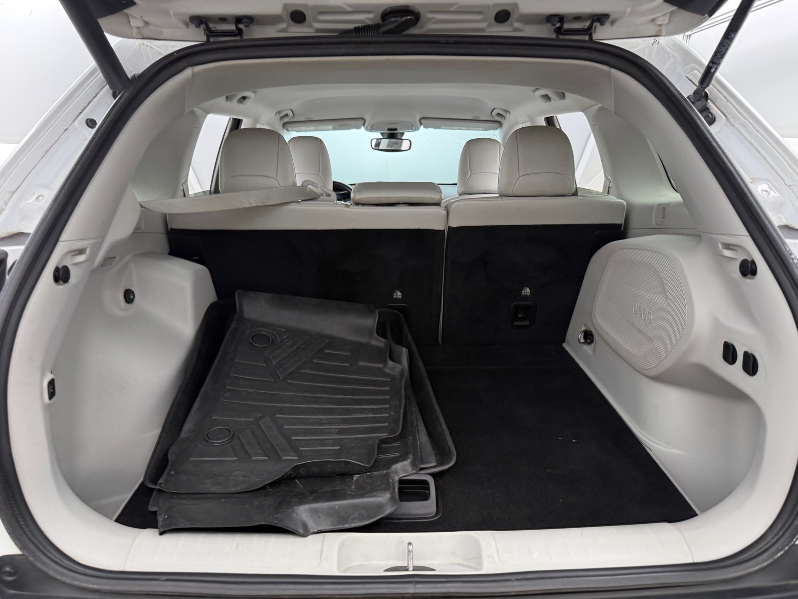 Thumbnail: 2019 Jeep Cherokee - 6