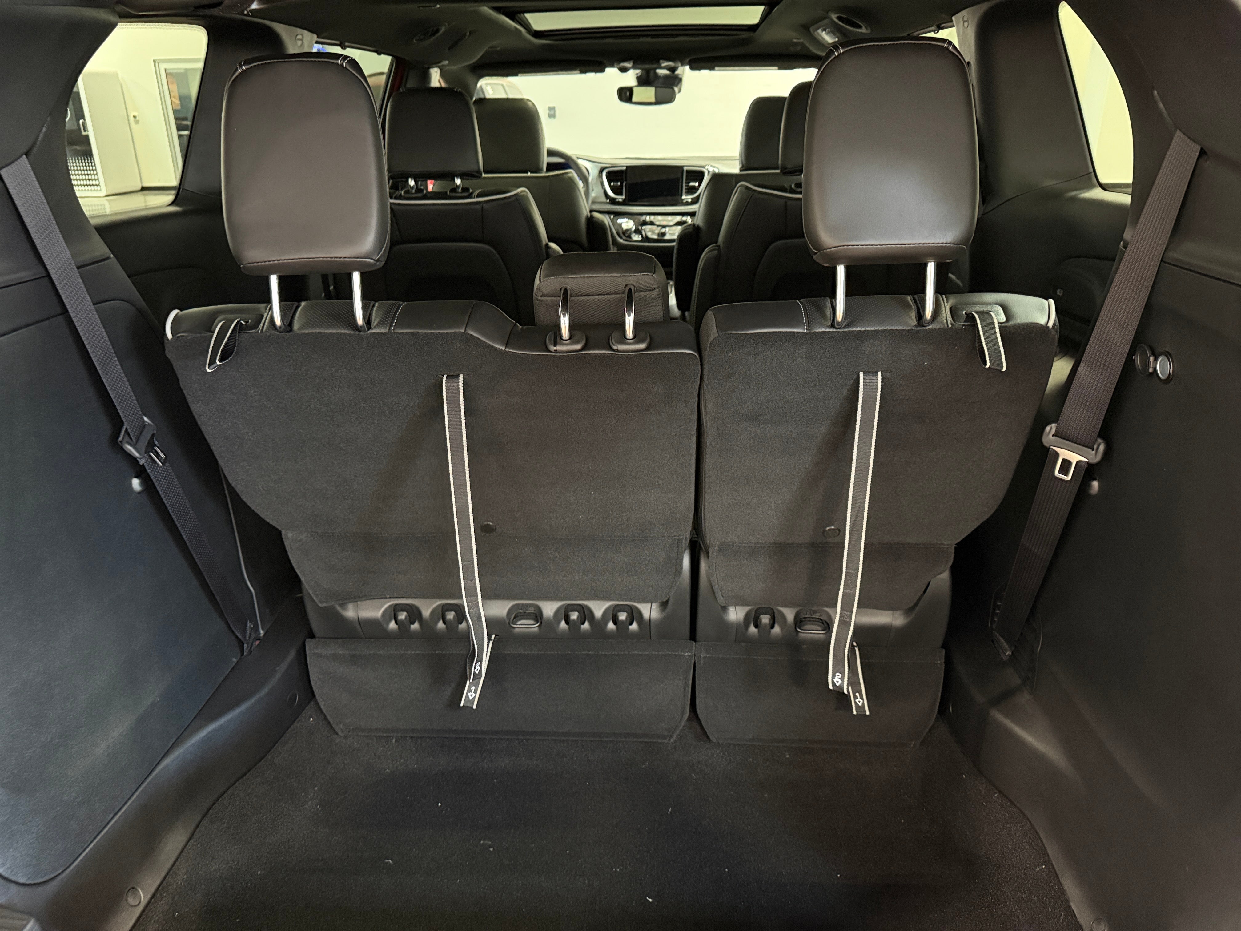 2026 Chrysler Pacifica Limited's photo