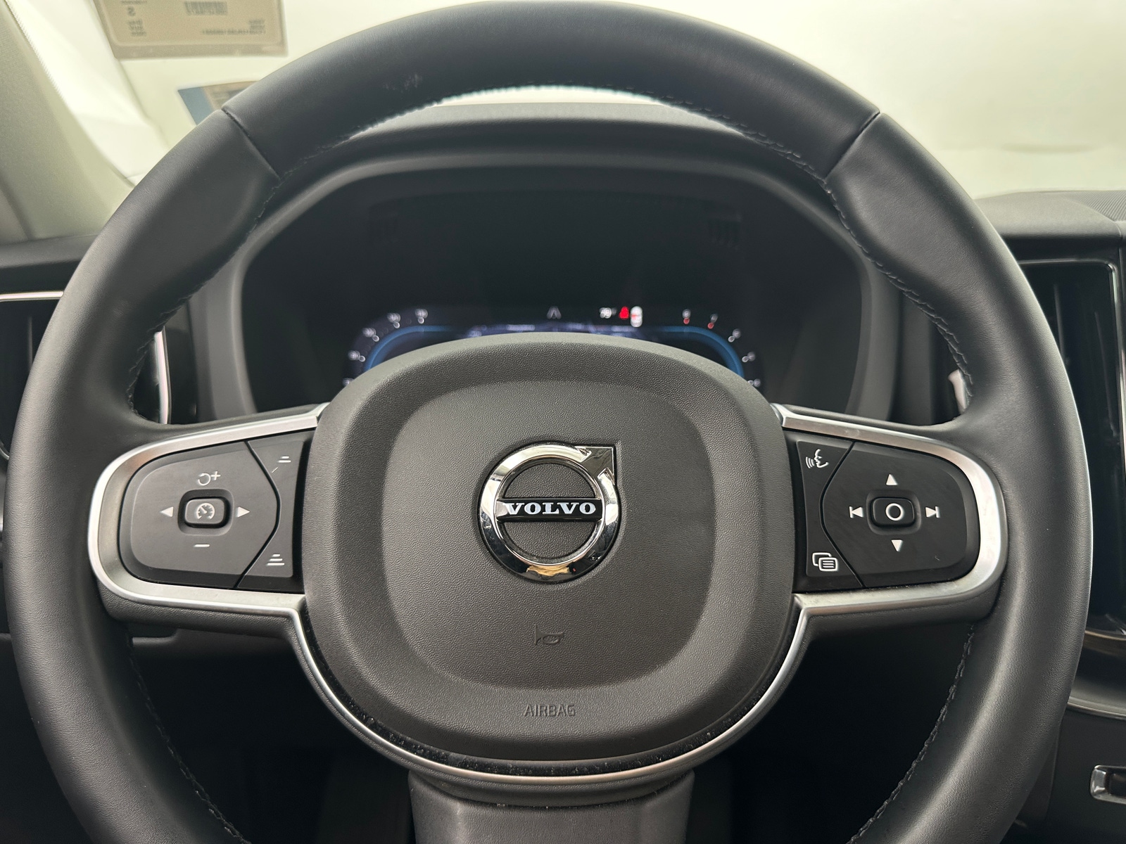 Thumbnail: 2025 Volvo XC60 - 5