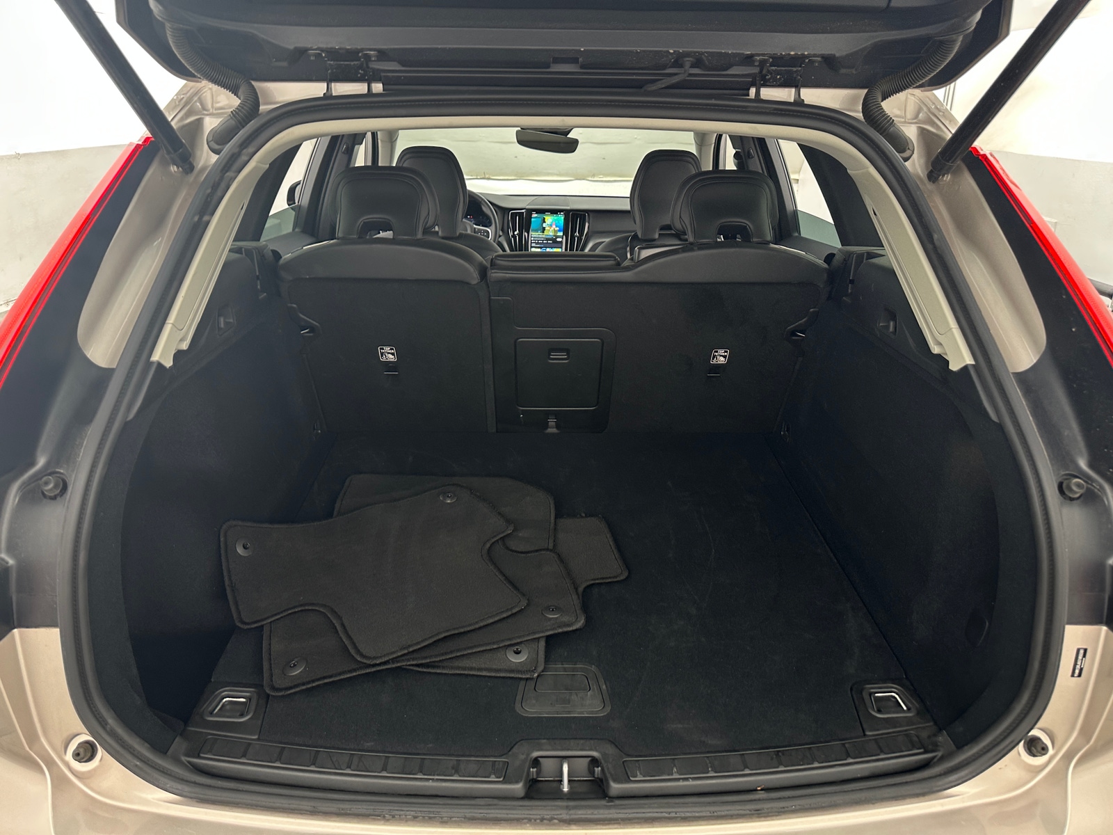 Thumbnail: 2025 Volvo XC60 - 7