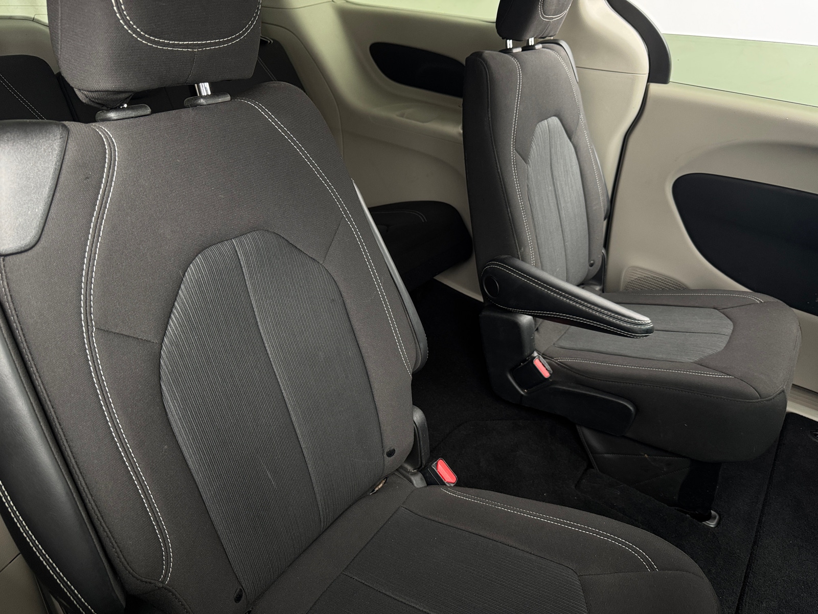 Thumbnail: 2022 Chrysler Voyager - 6