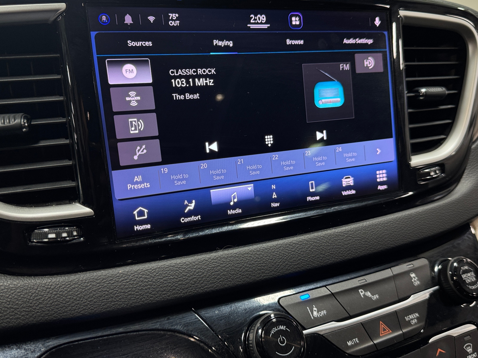 Thumbnail: 2022 Chrysler Voyager - 4