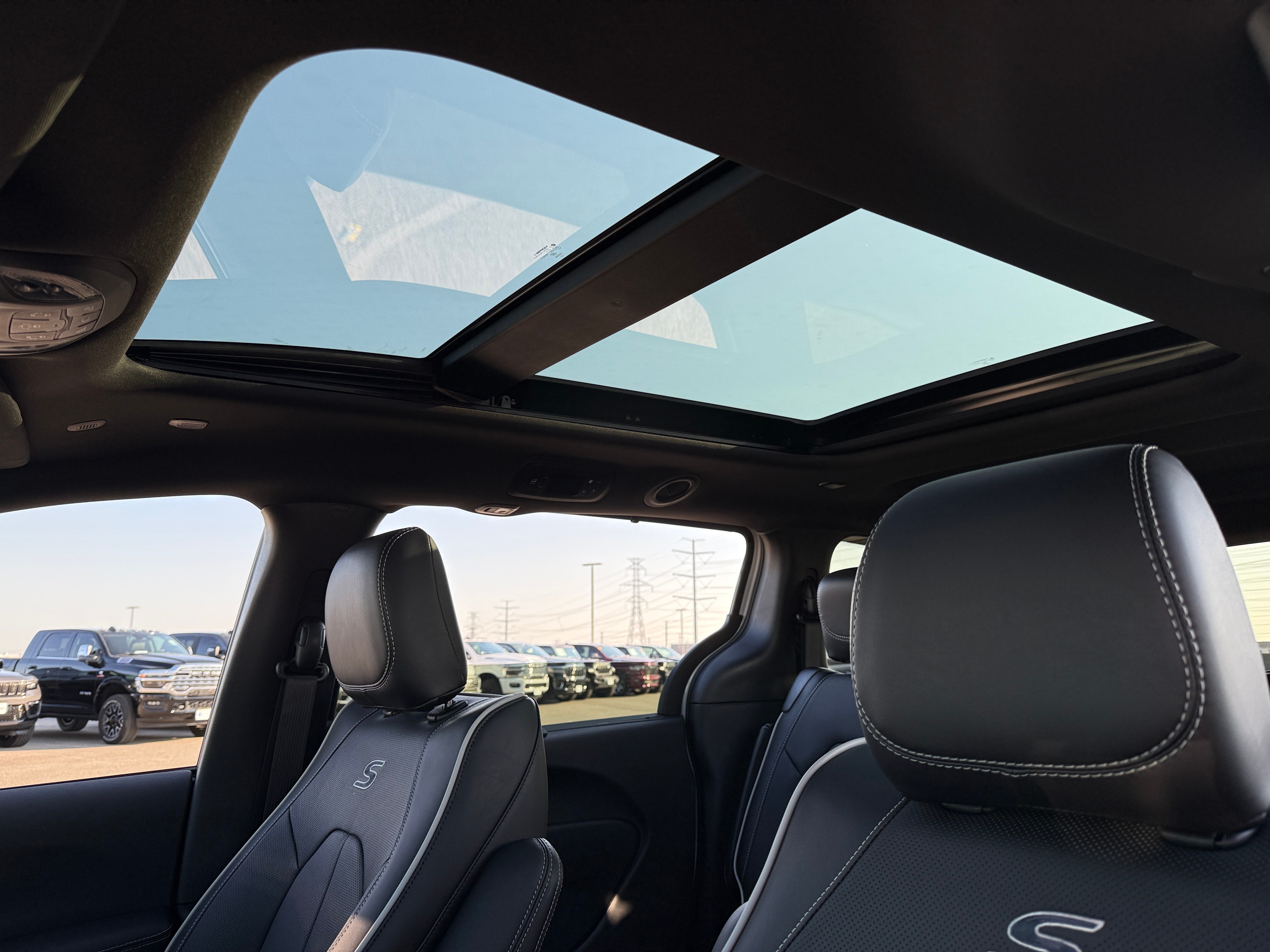 2026 Chrysler Pacifica Limited's photo