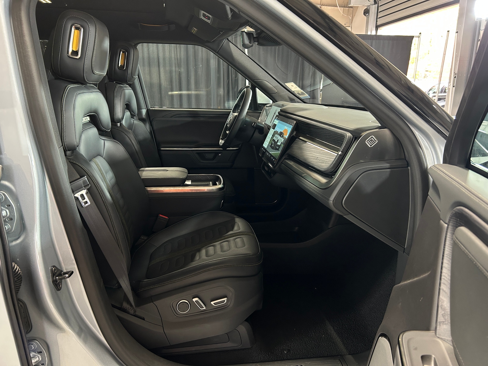 Thumbnail: 2025 Rivian R1T - 2