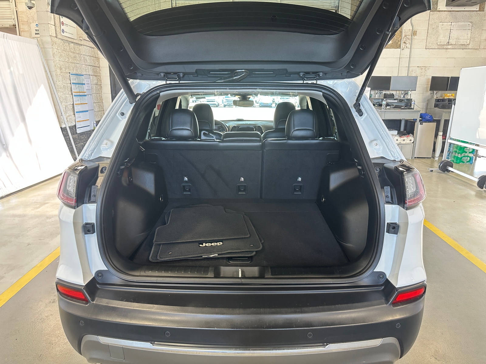 Thumbnail: 2019 Jeep Cherokee - 6