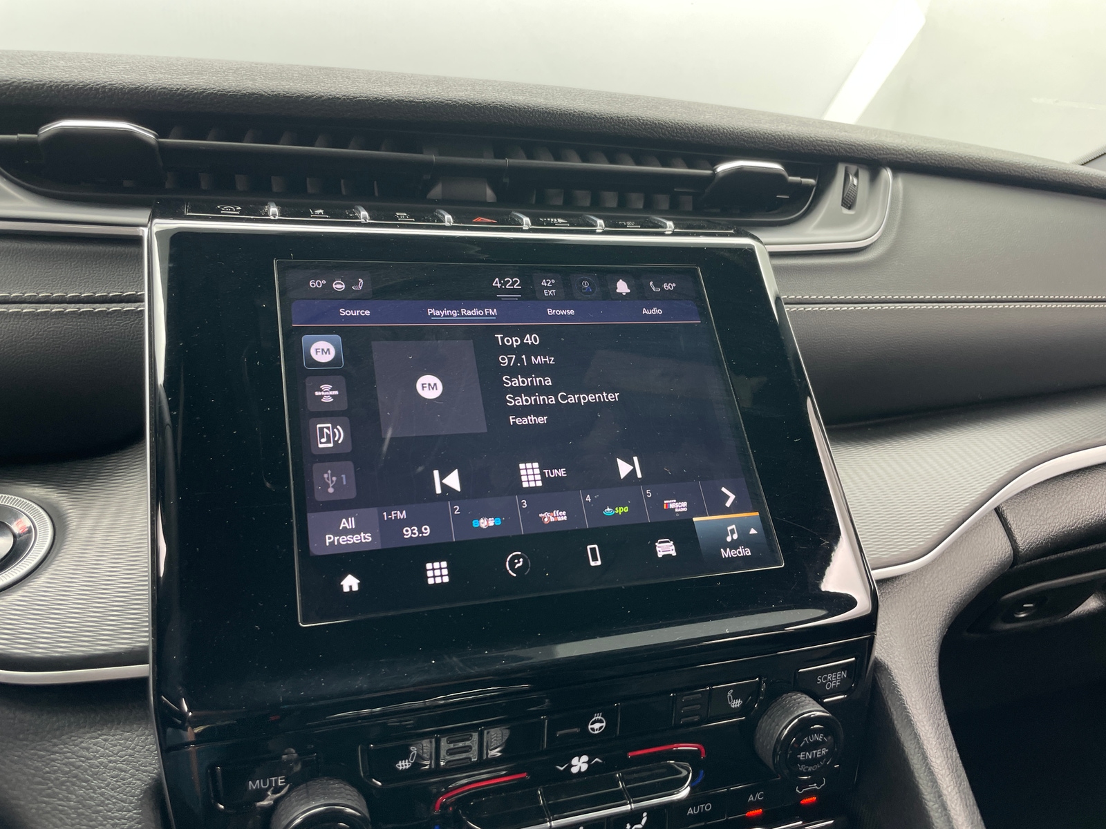 Thumbnail: 2024 Jeep Grand Cherokee - 3