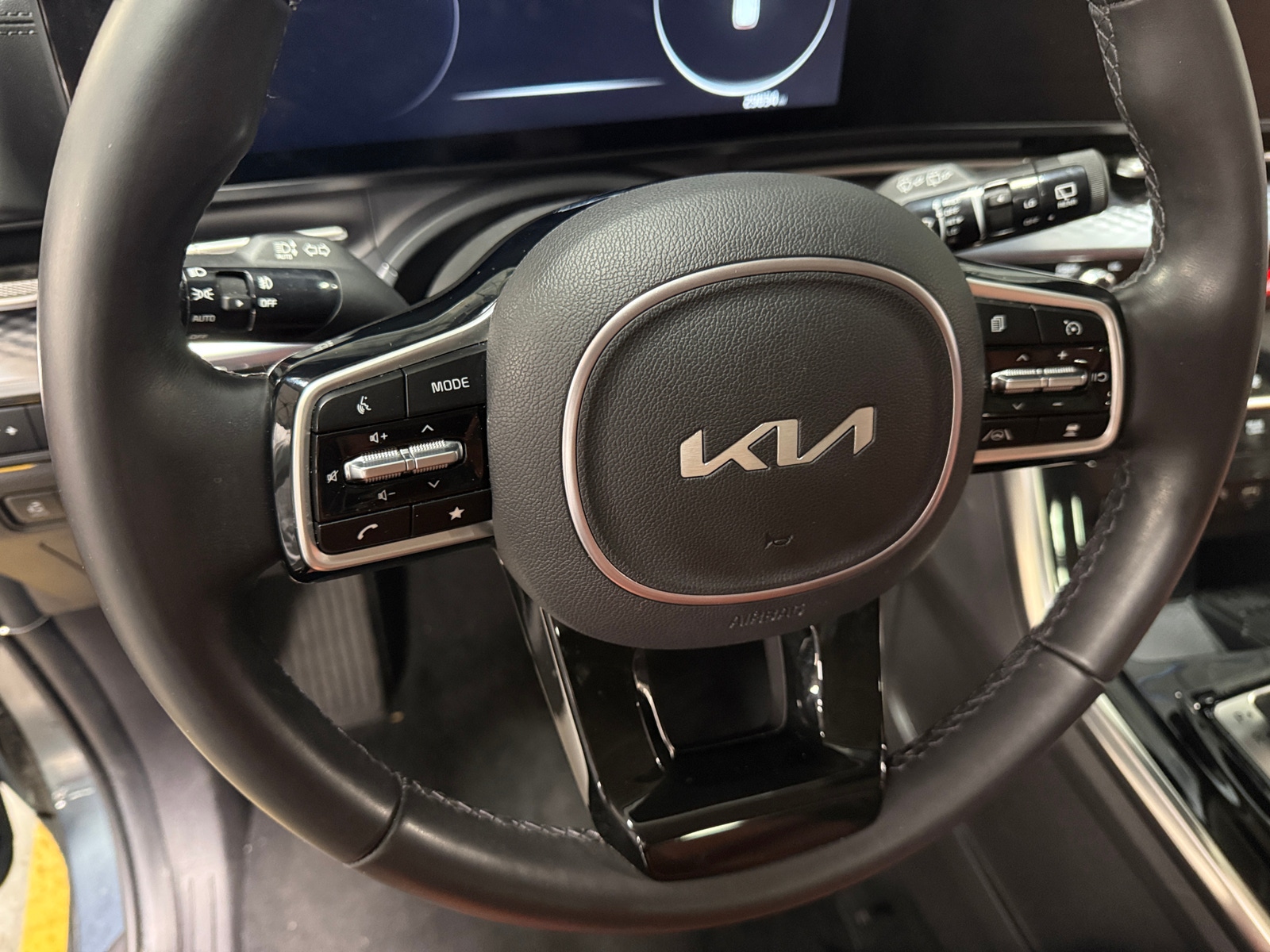 Thumbnail: 2023 Kia Carnival - 4