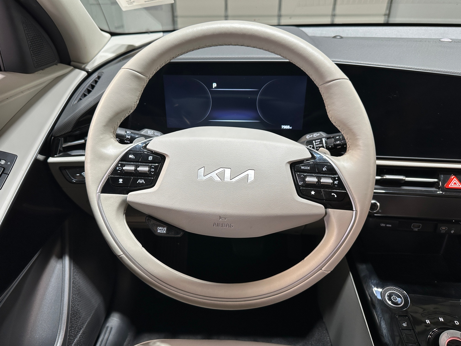 Thumbnail: 2023 Kia Niro - 4