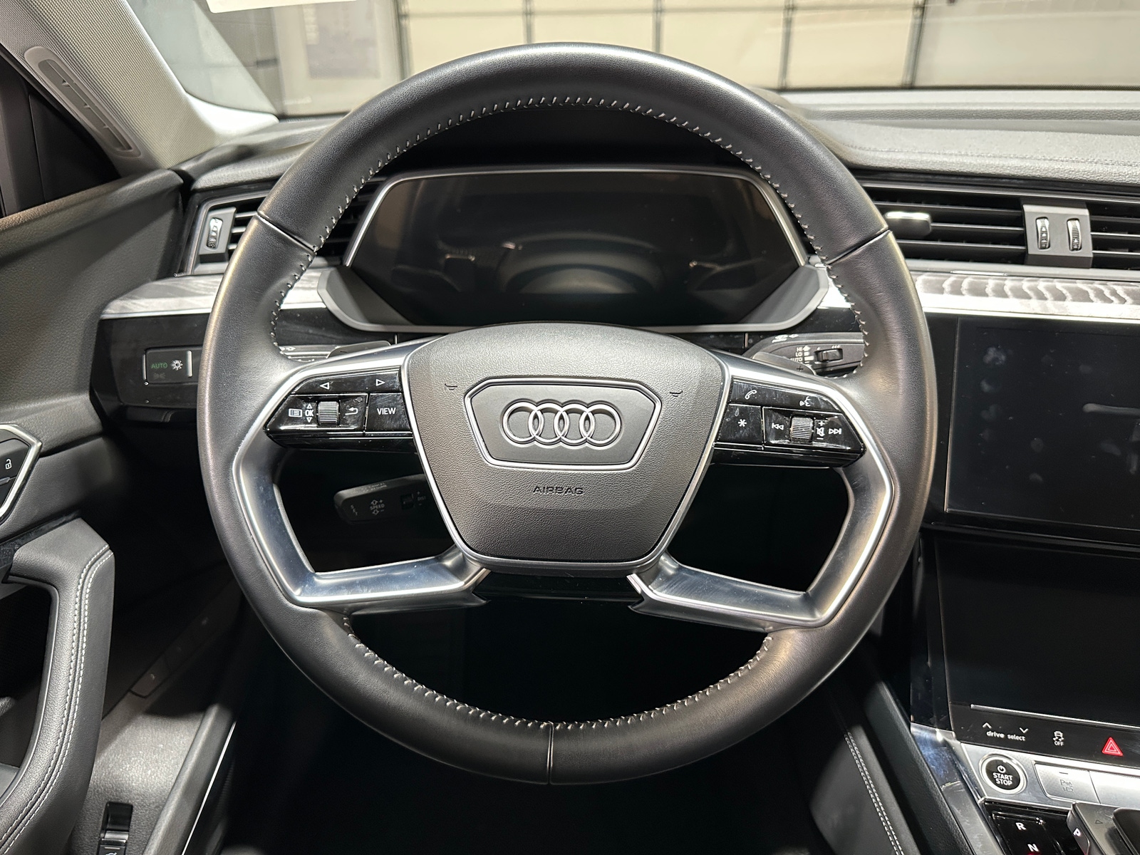 Thumbnail: 2021 Audi e-tron S - 4