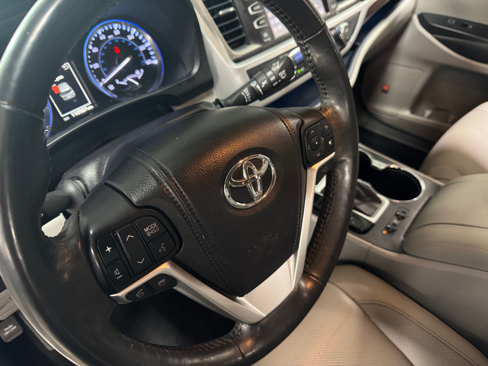 Thumbnail: 2015 Toyota Highlander - 4