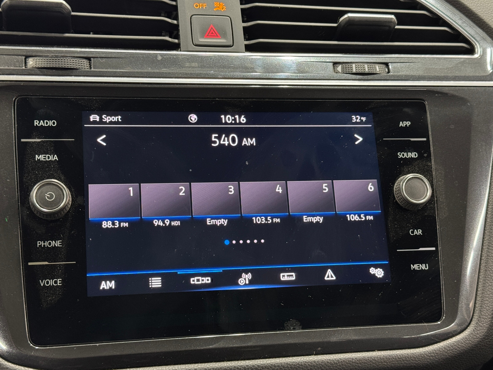 Thumbnail: 2021 Volkswagen Tiguan - 4