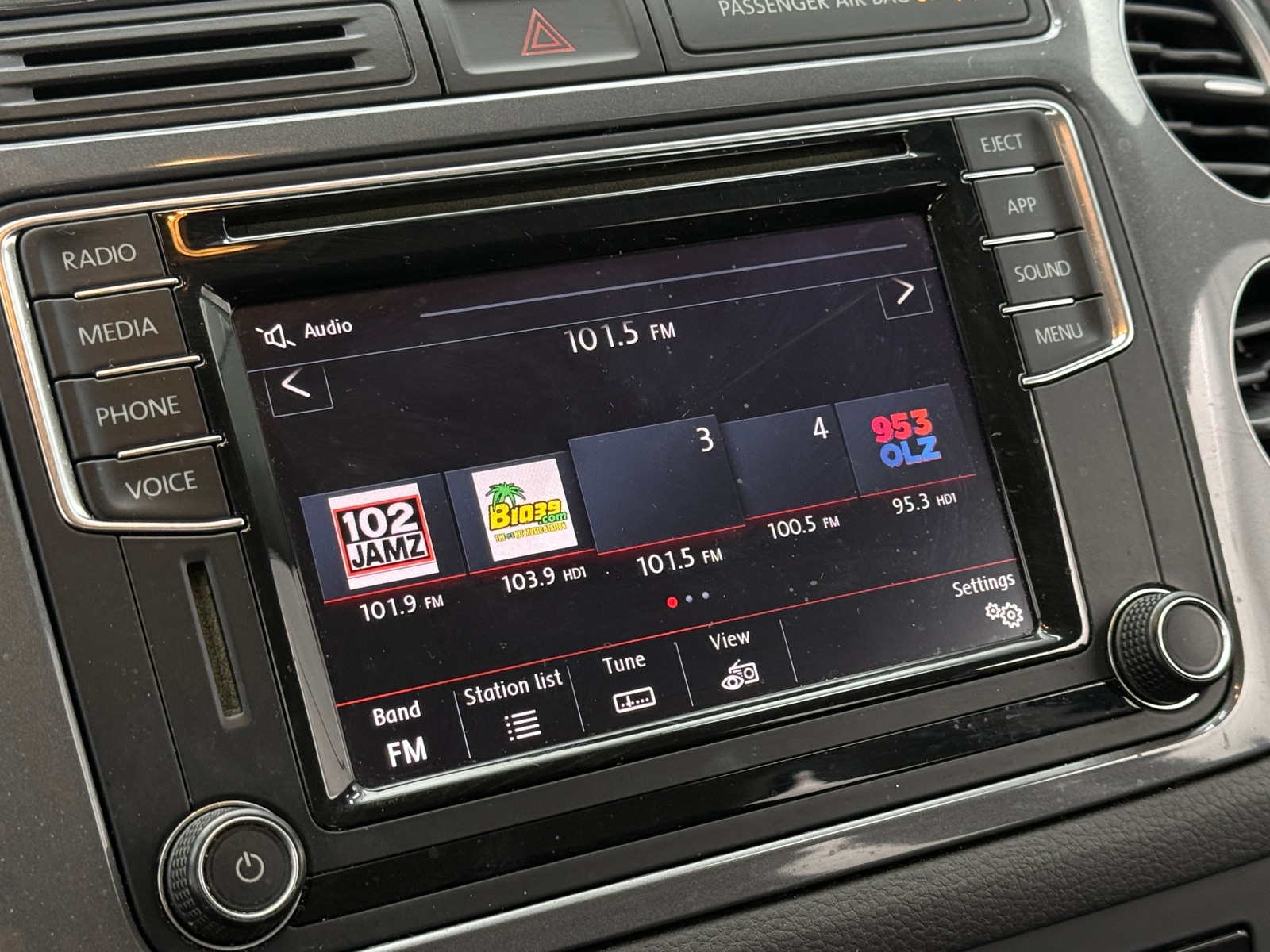 Thumbnail: 2017 Volkswagen Tiguan - 4