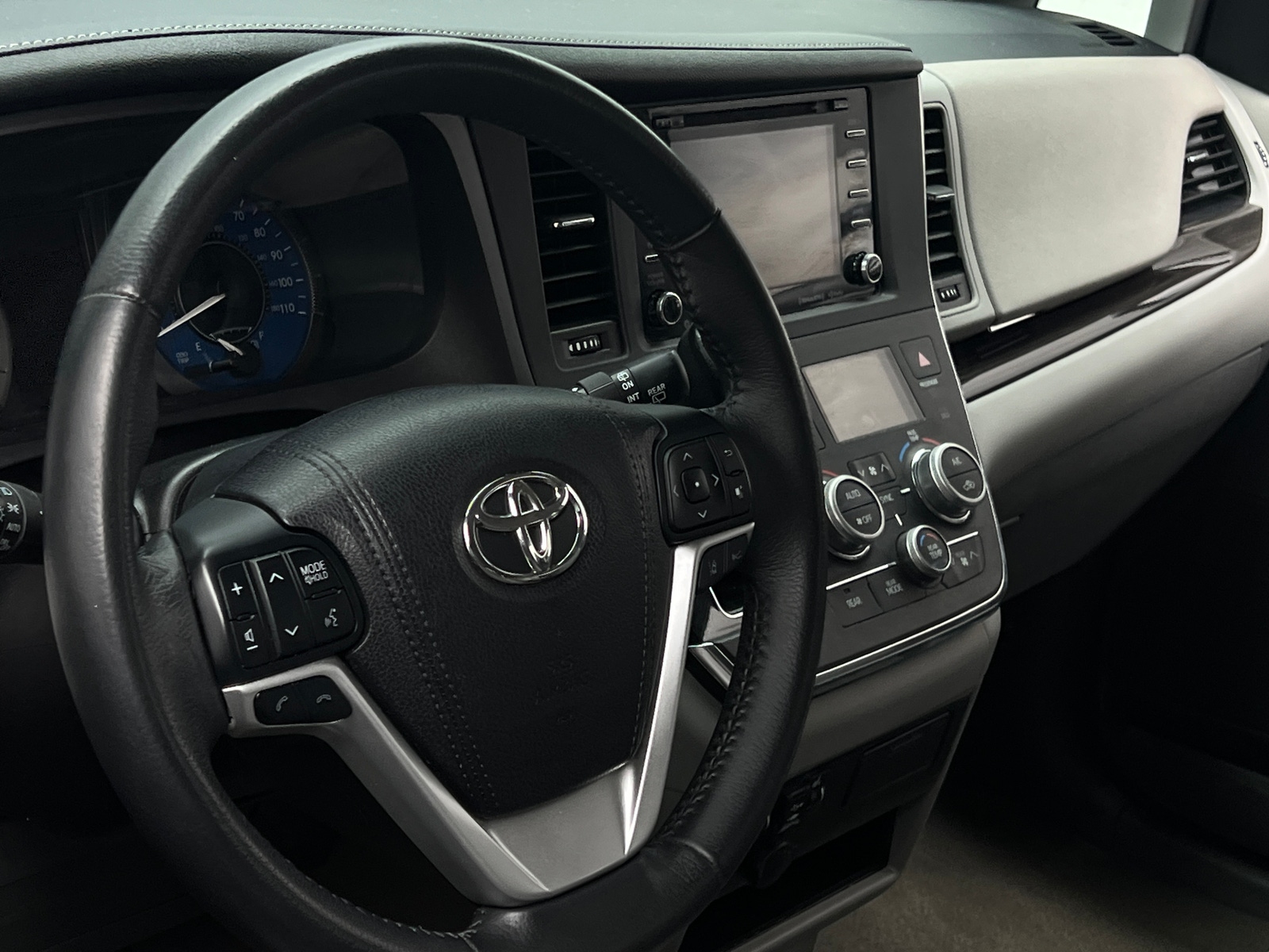 Thumbnail: 2018 Toyota Sienna - 4