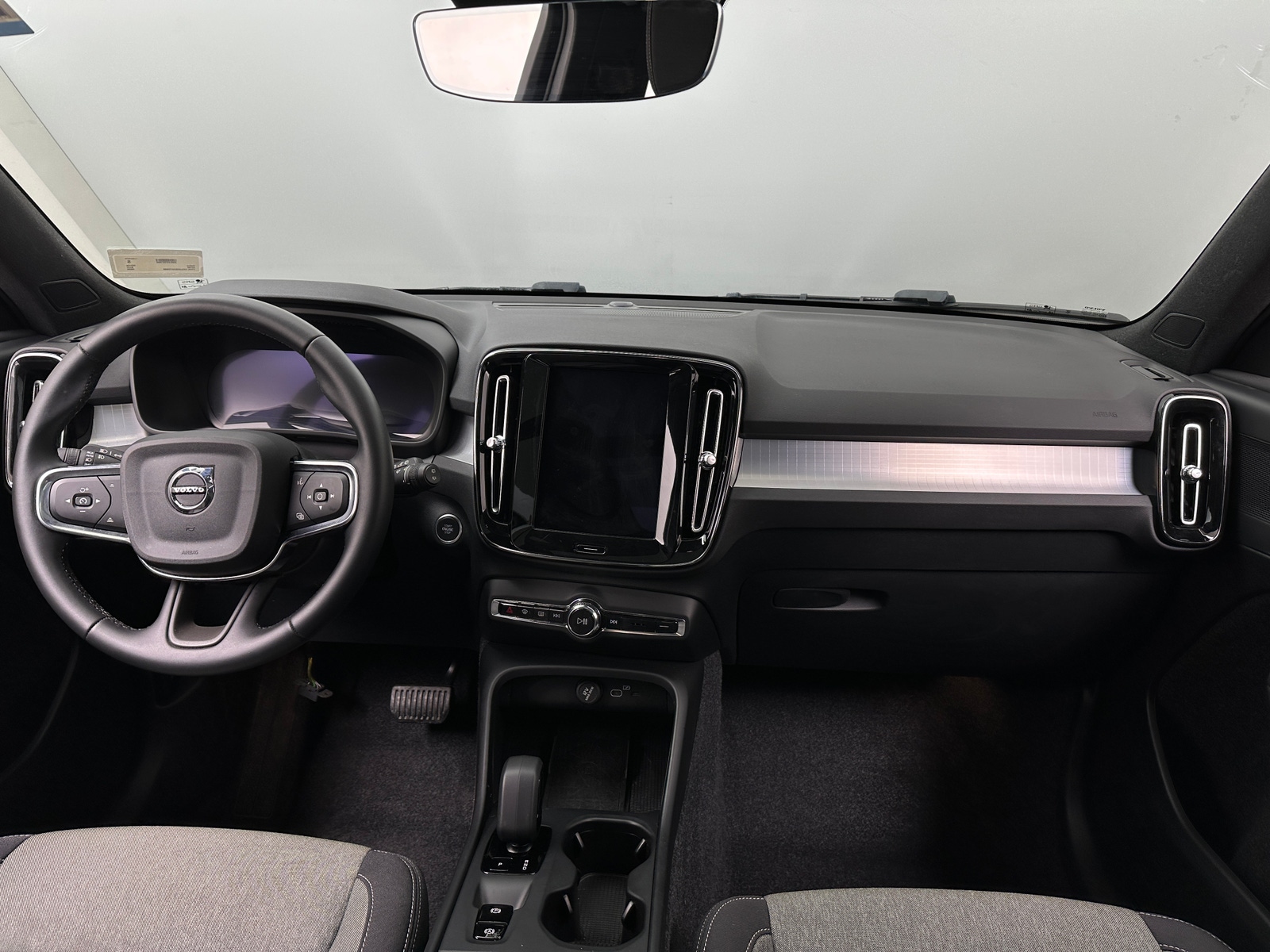 Thumbnail: 2025 Volvo XC40 - 3