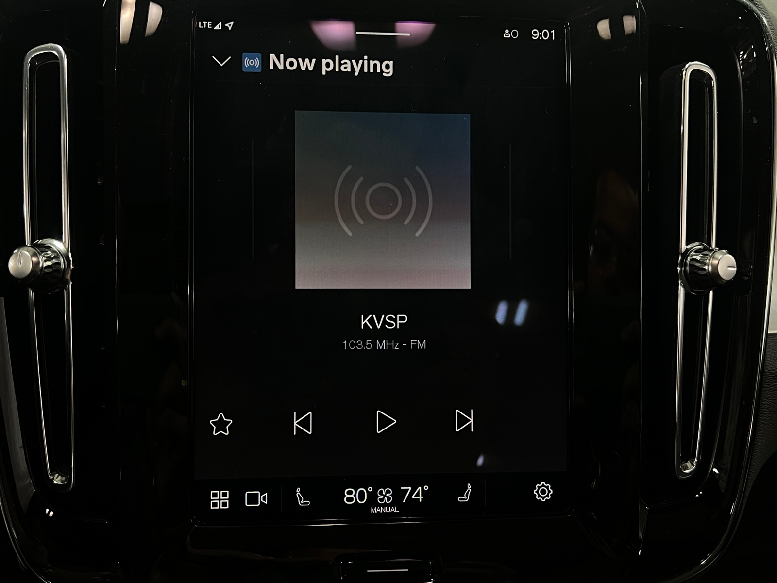 Thumbnail: 2025 Volvo XC40 - 4