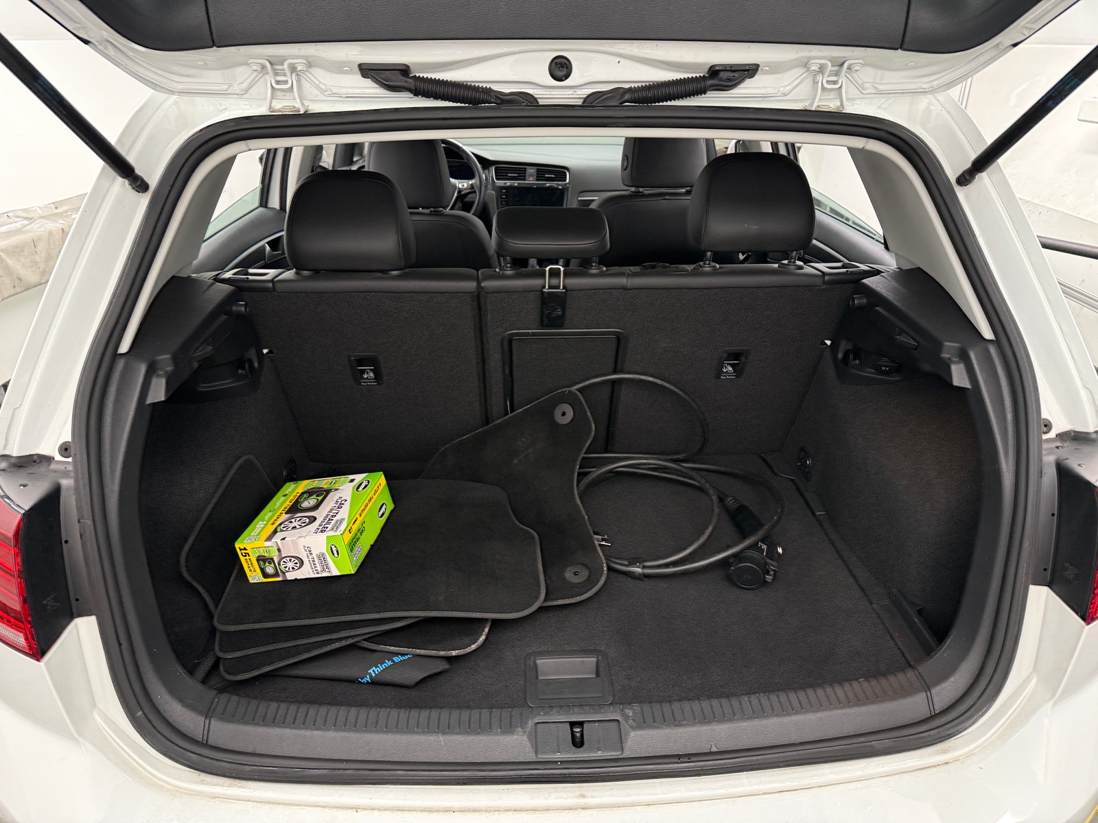 Thumbnail: 2018 Volkswagen e-Golf - 6